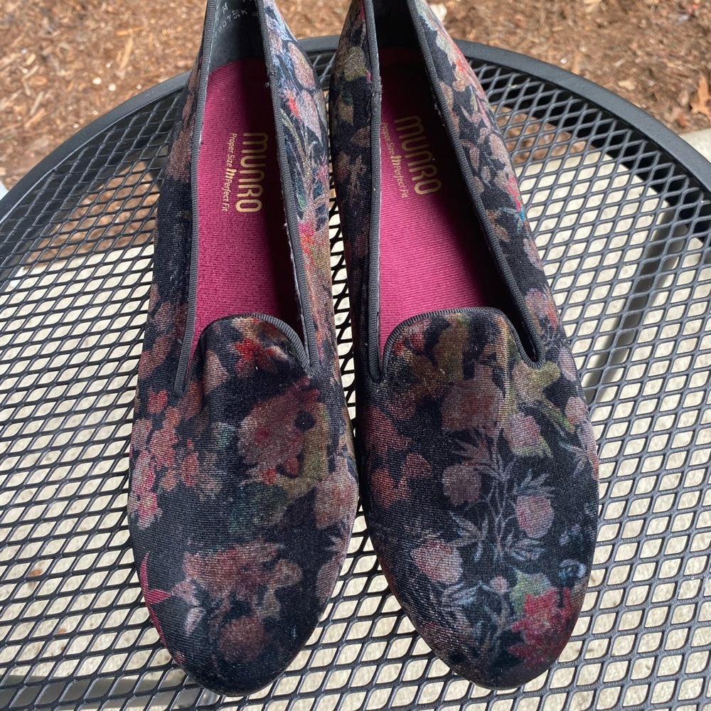 Munro Women's Black Floral Loafers